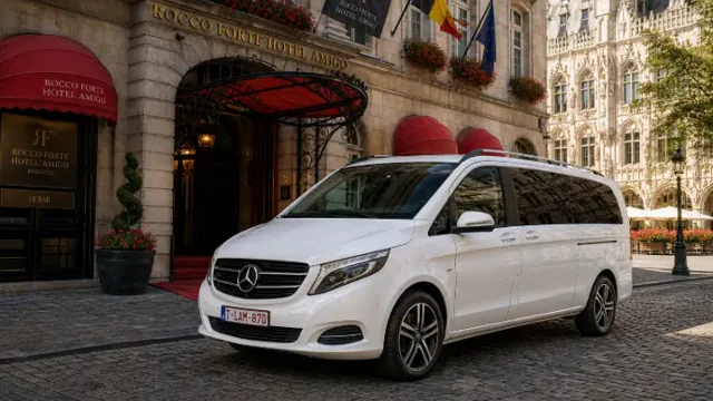 Véhicule CHAR-LI devant un hôtel, prêt pour une prise en charge